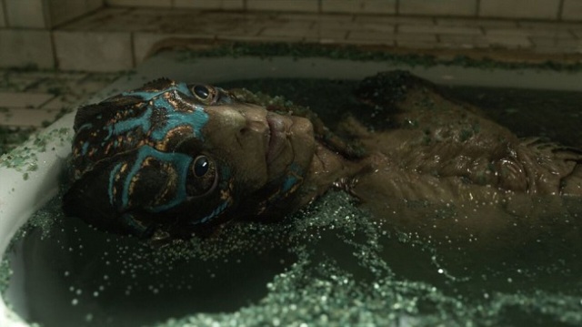 Scena dal film The Shape of Water, il mostro nella vasca da bagno